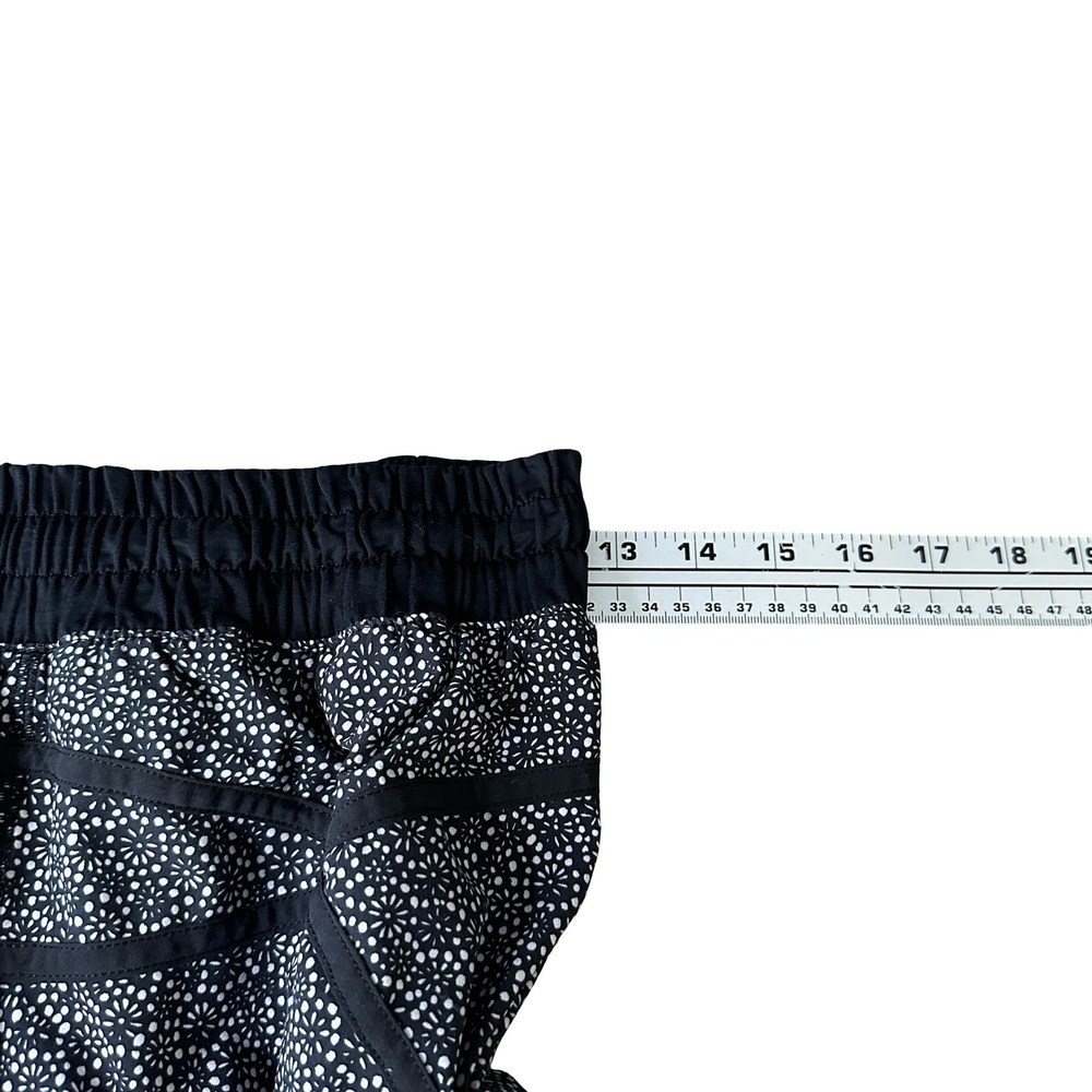 Lululemon Tracker Shorts Black White Geo Print Running Shorts 8 Freckle Flower - Picture 6 of 8